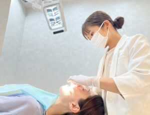 港区（三田・赤羽橋）の矯正歯科専門医院、矯正歯科クリニック三田赤羽橋で矯正治療中の歯根吸収のリスクと進行を防ぐ対策を解説