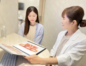 港区（三田・赤羽橋）の矯正歯科専門医院、矯正歯科クリニック三田赤羽橋で矯正治療中の歯根吸収のリスクと進行を防ぐ対策を解説