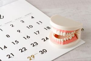 港区（三田・赤羽橋）の矯正歯科専門医院、矯正歯科クリニック三田赤羽橋で矯正治療中の歯根吸収のリスクと進行を防ぐ対策を解説